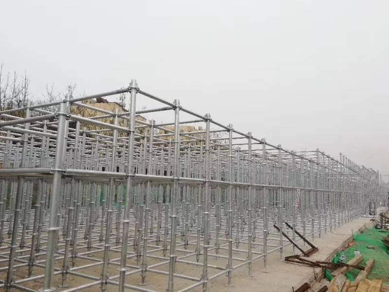 搭建腳手架橫向掃地桿與縱向掃地桿時，怎么設置好？ (圖1)